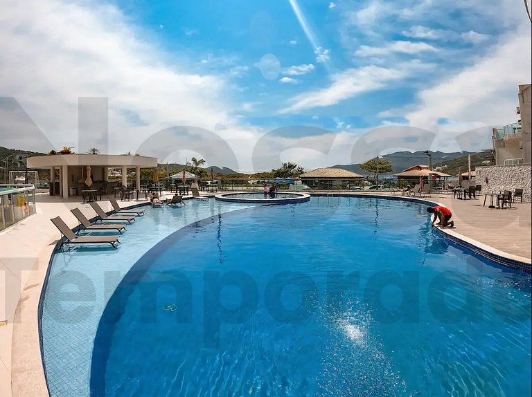 Piscina, Suíte e Vista • Apto 2Q • A 1 min da Praia