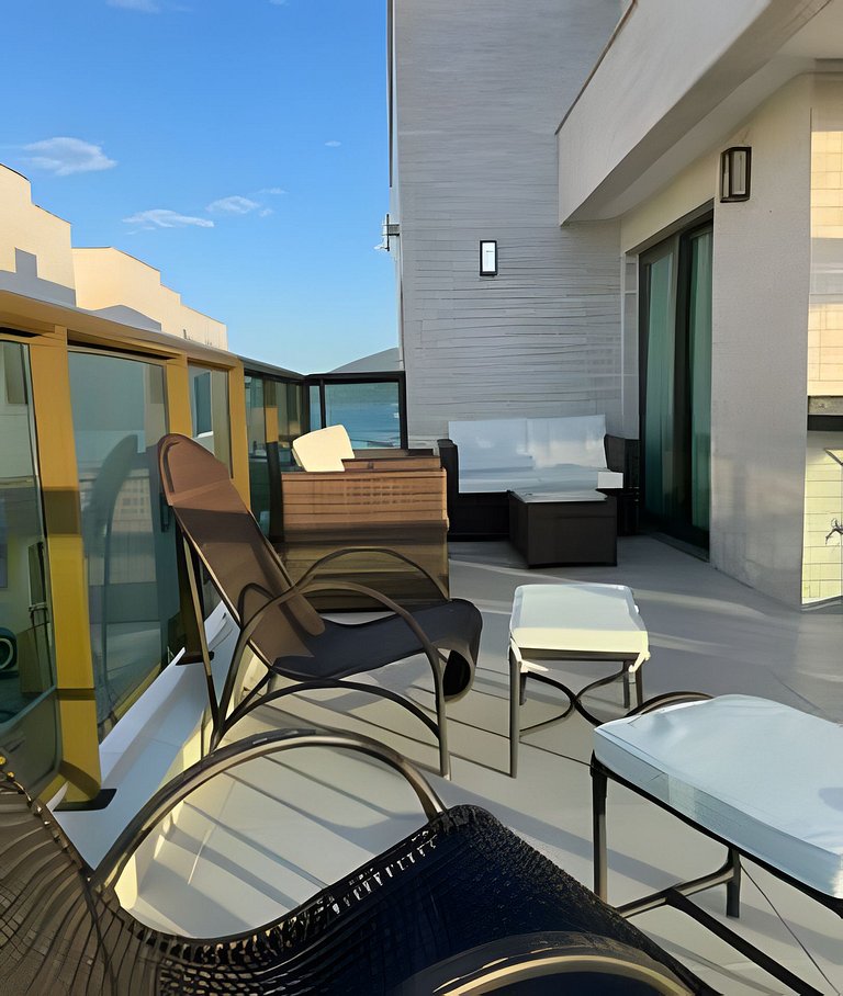 Cobertura Pé na Areia com 3 suítes c/ Piscina e churrasqueir