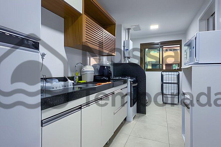 50 m da praia- Vista mar, piscina e churrasqueira