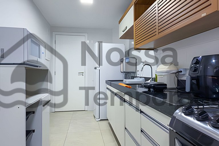 50 m da praia- Vista mar, piscina e churrasqueira