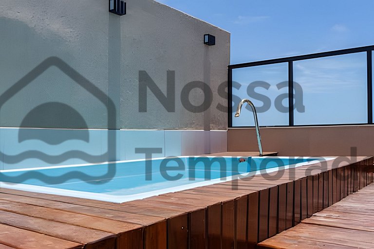 Cobertura com piscina com vista mar