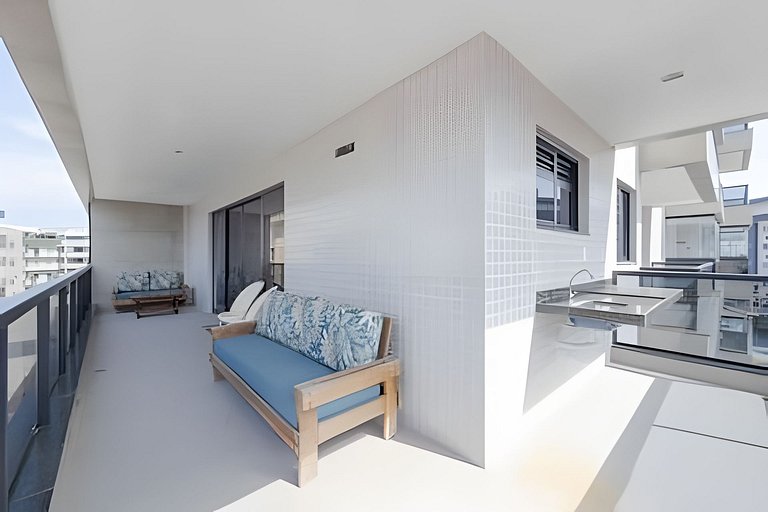 NEW- 2 master suites 600m from the beach