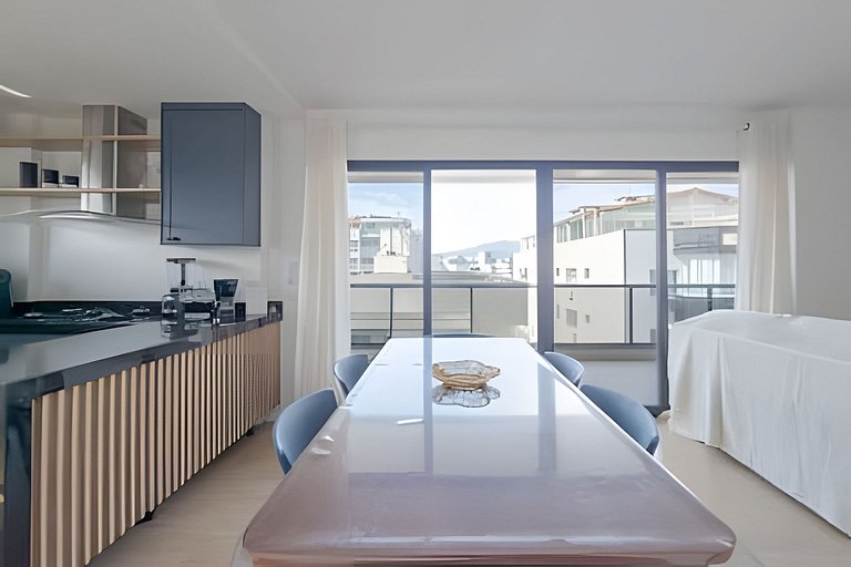 NEW- 2 master suites 600m from the beach
