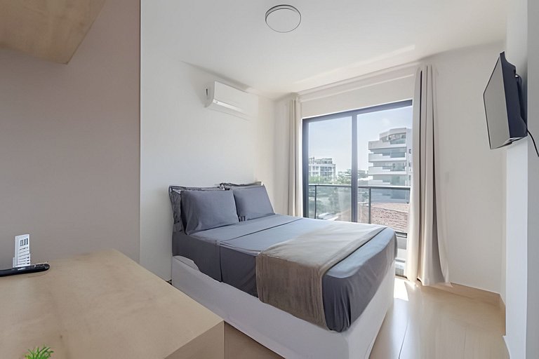 NEW- 2 master suites 600m from the beach