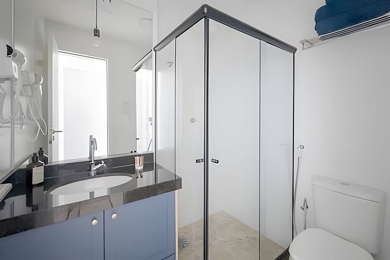 NEW- 2 master suites 600m from the beach