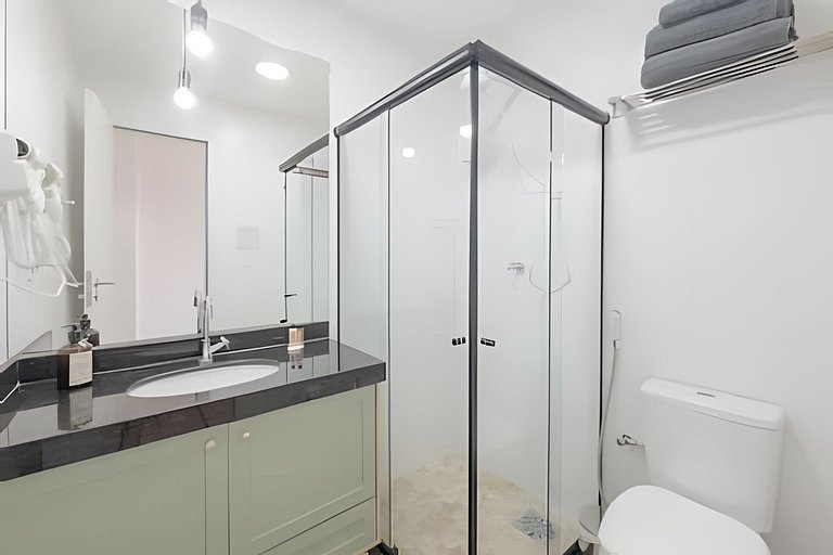 NEW- 2 master suites 600m from the beach