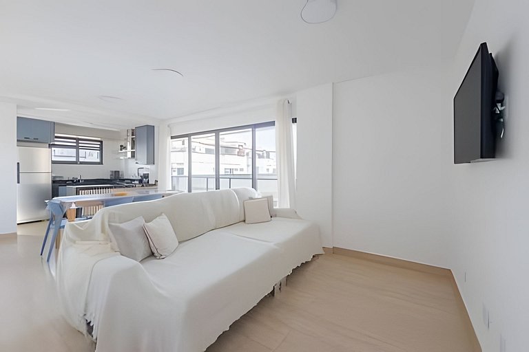 NEW- 2 master suites 600m from the beach