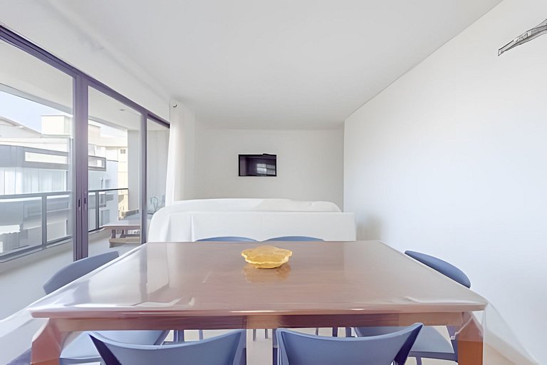 NEW- 2 master suites 600m from the beach