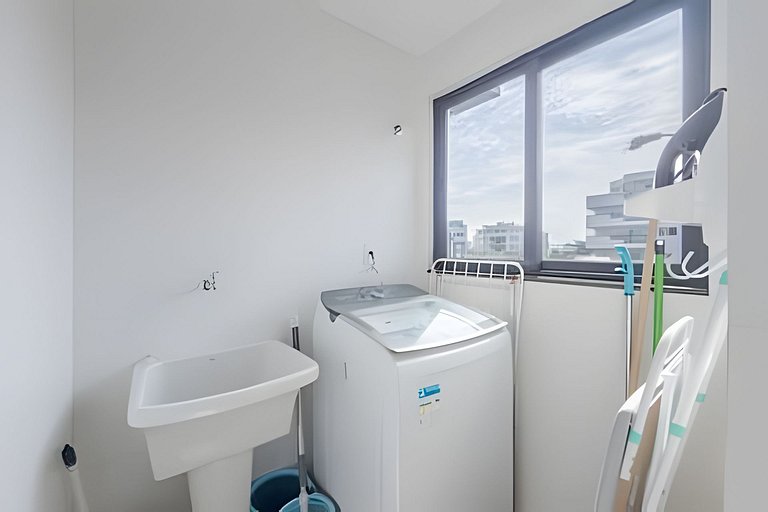 NEW- 2 master suites 600m from the beach